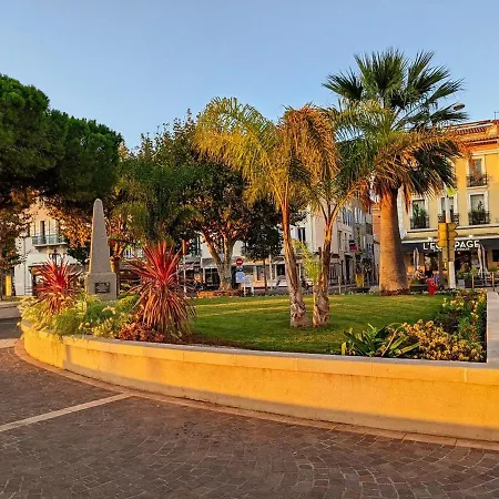 2 Pieces A Avec Piscine, Parking Et A 300m Des Commerces - Fr-1-226a-145 * Frejus