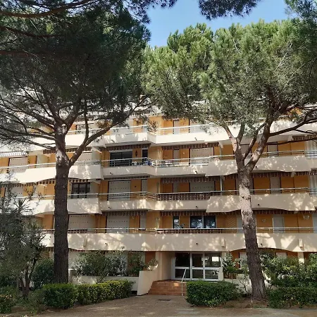 2 Pieces A Avec Piscine, Parking Et A 300m Des Commerces - Fr-1-226a-145 Apartment