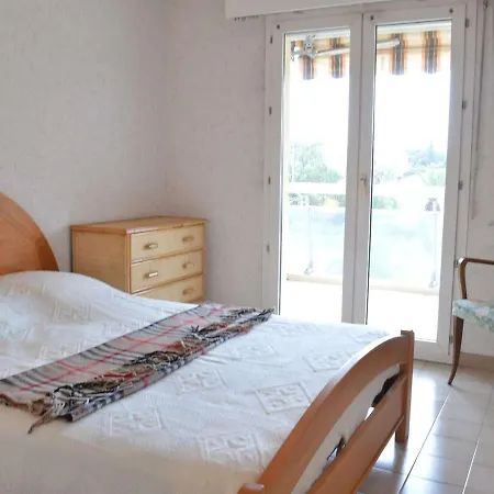 2 Pieces A Avec Piscine, Parking Et A 300m Des Commerces - Fr-1-226a-145 * Frejus