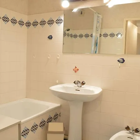 Apartment 2 Pieces A Avec Piscine, Parking Et A 300m Des Commerces - Fr-1-226a-145