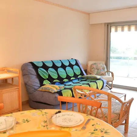2 Pieces A Avec Piscine, Parking Et A 300m Des Commerces - Fr-1-226a-145 * Frejus